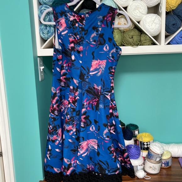 Donna Ricco Blue Floral with Crochet Hem - Picture 3 of 4